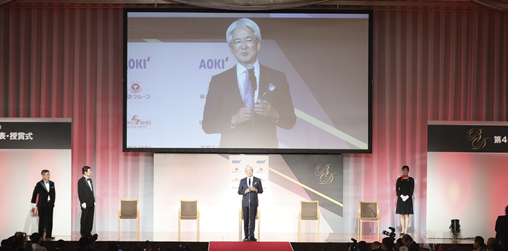 第49回ベストドレッサー賞(政治・経済部門)」を鈴木社長が受賞