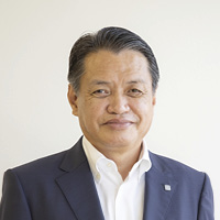 株式会社明石スクールユニフォームカンパニー 常務取締役 営業本部長 柴田快三氏