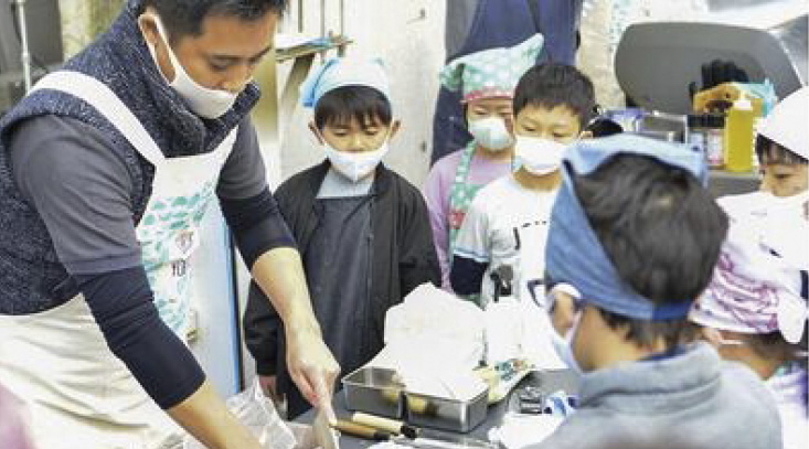 「ASC認証⿂を捌いて海の資源について学ぶ“親⼦で知る!つくる!⾷べる!”体験」