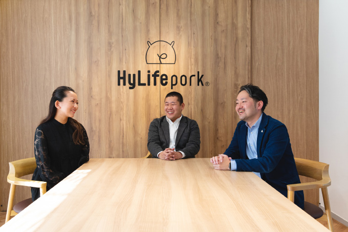 右から〈HyLife Pork Japan〉代表執行役員・舩越直之さん。〈伊藤忠商事〉山下剛史さん。徳成祐衣さん。