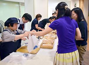 バナー:「スワンベーカリー」のパン販売