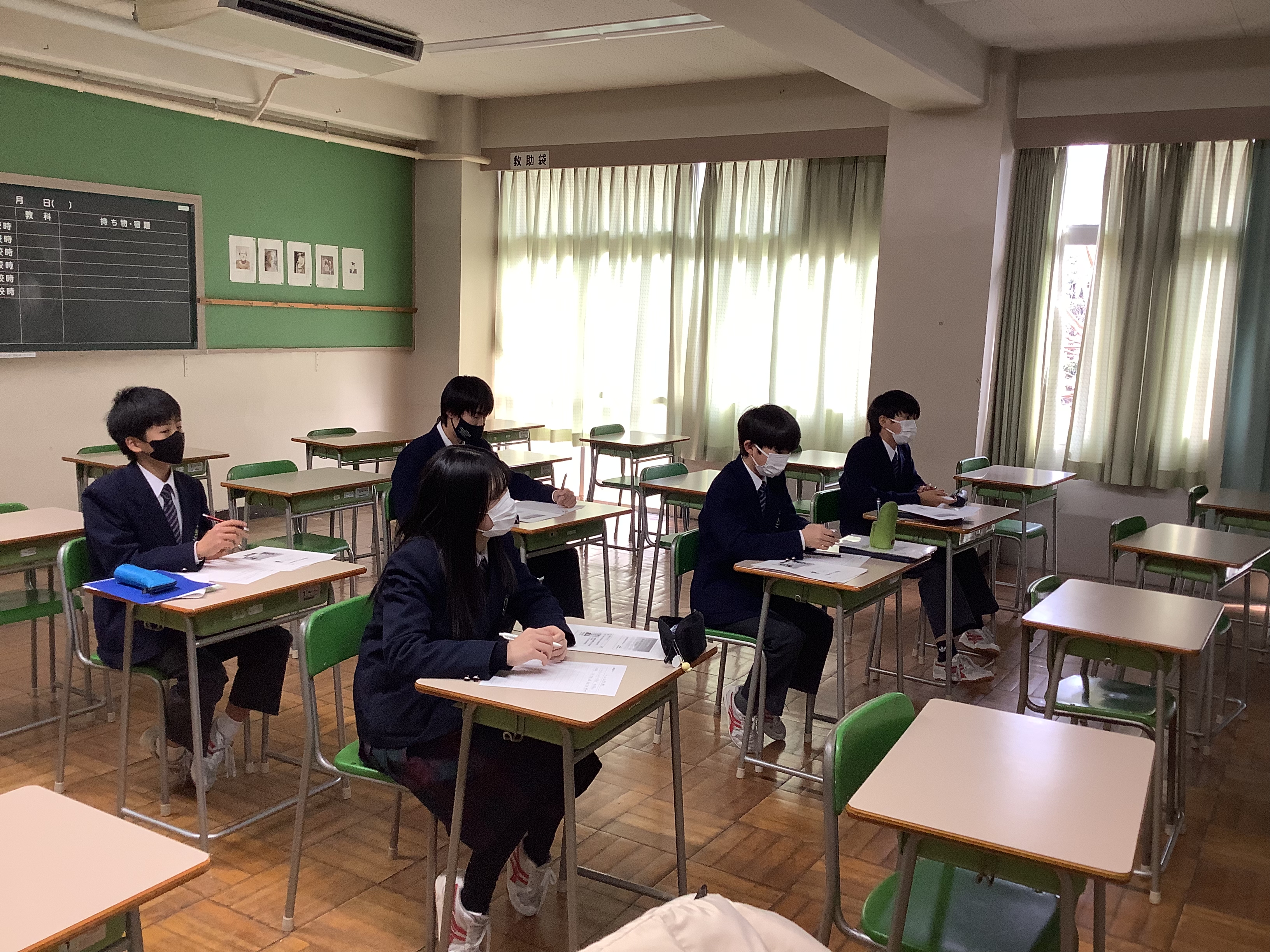 写真：職業講話を受ける中学生の様子1