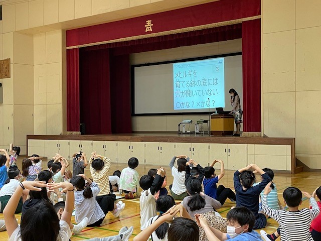 写真：話を聞く小学生