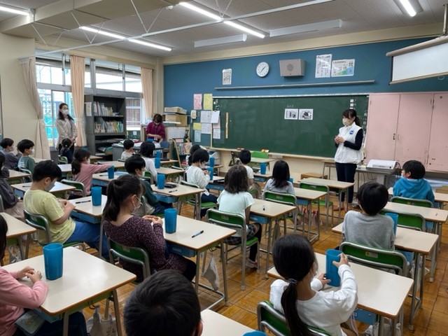 写真：授業を受ける小学生