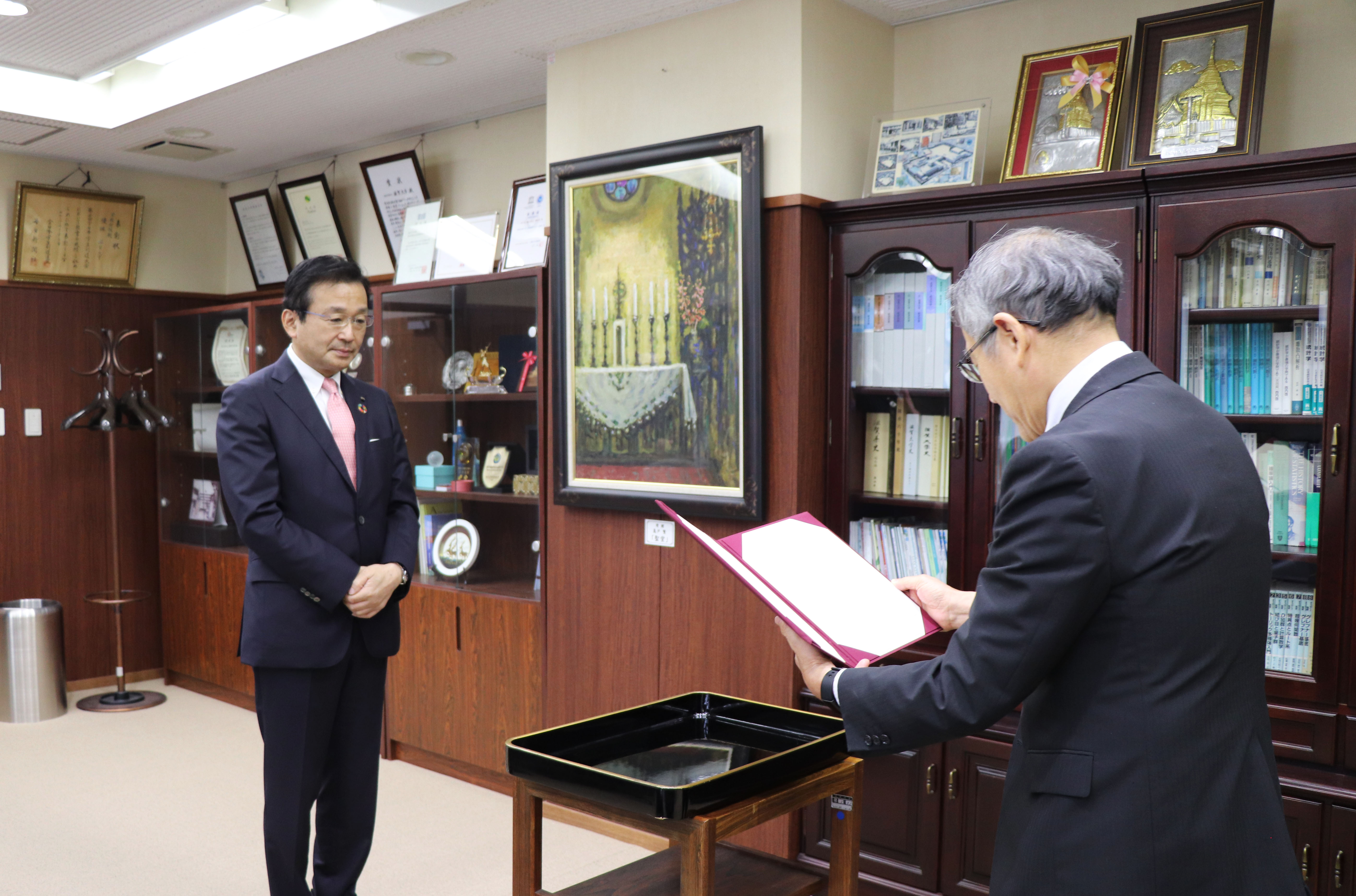 写真：客員教授の称号を受ける小林CAO