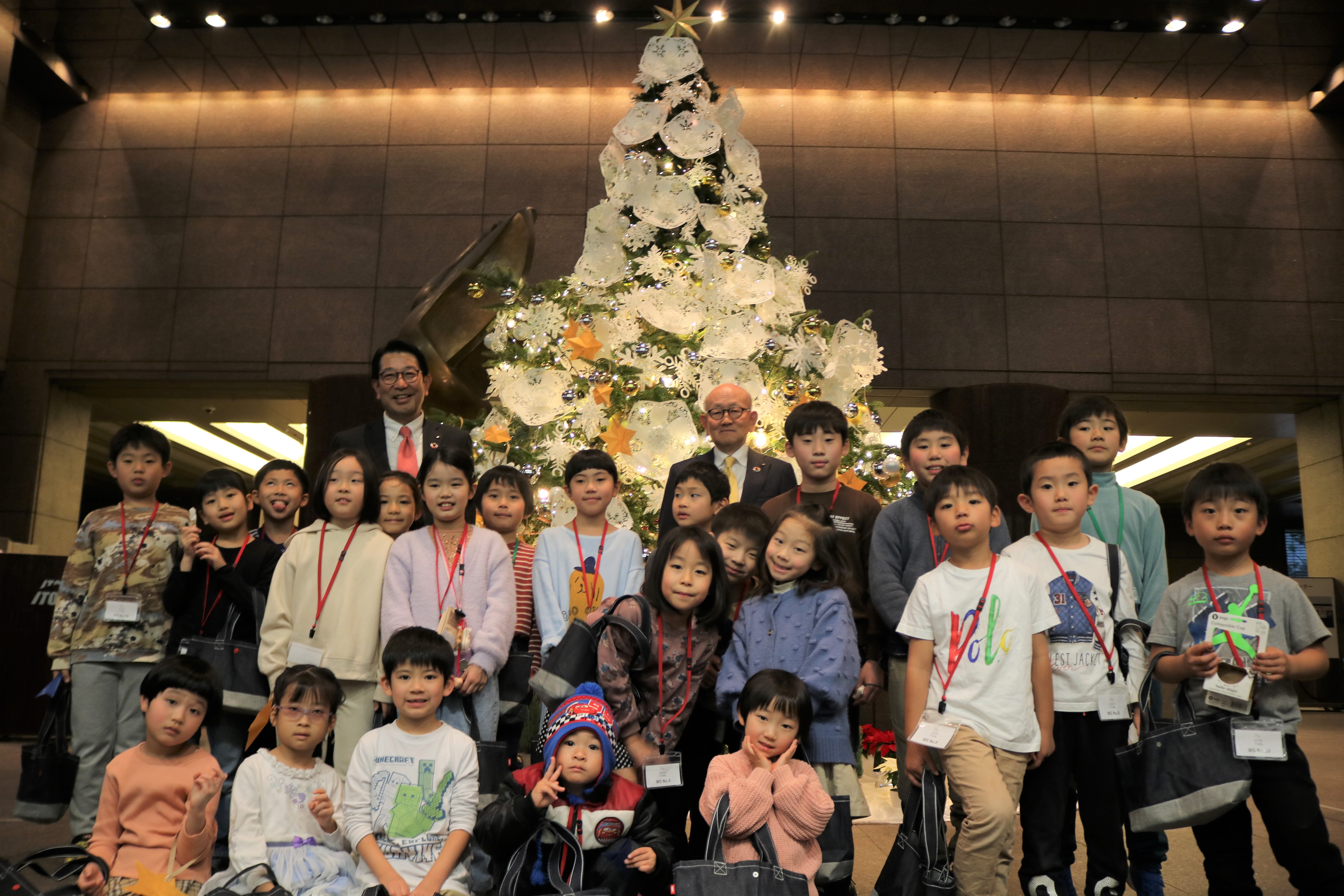写真：クリスマスツリーの前で子供たちと集合写真