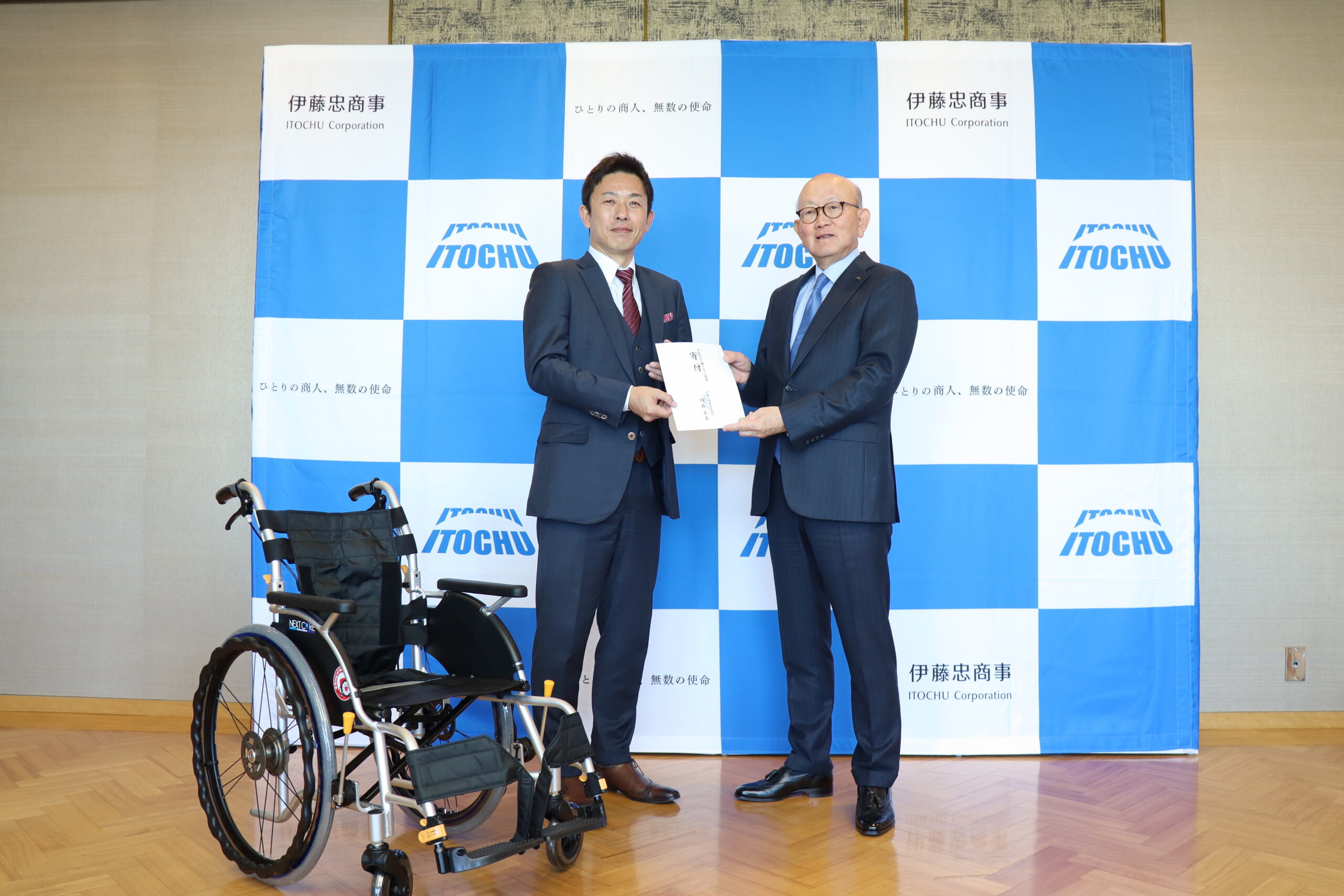 写真：車椅子寄贈時の様子1