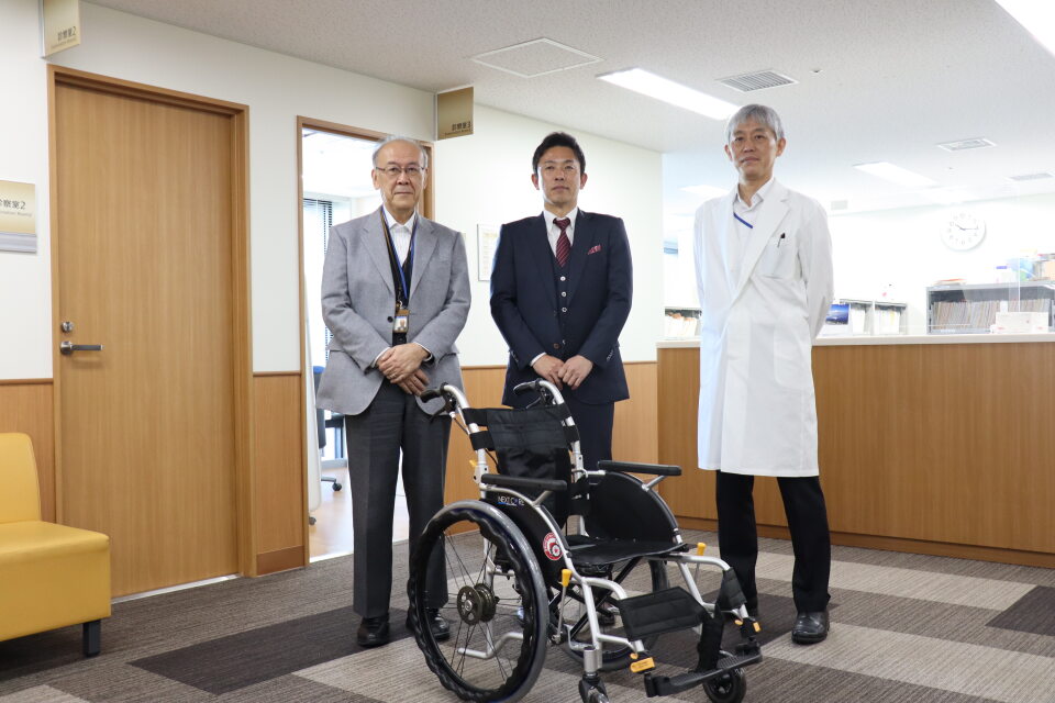 写真：車椅子寄贈時の様子2