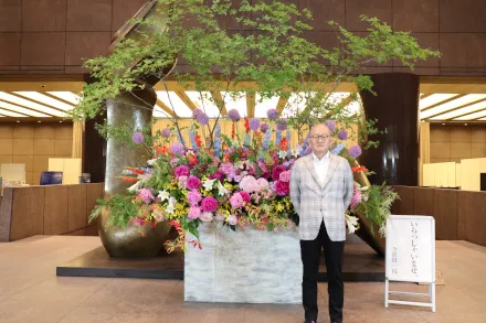 お客様を歓迎する意を示し1階ロビーに飾られた季節の花（6月1日～26日）