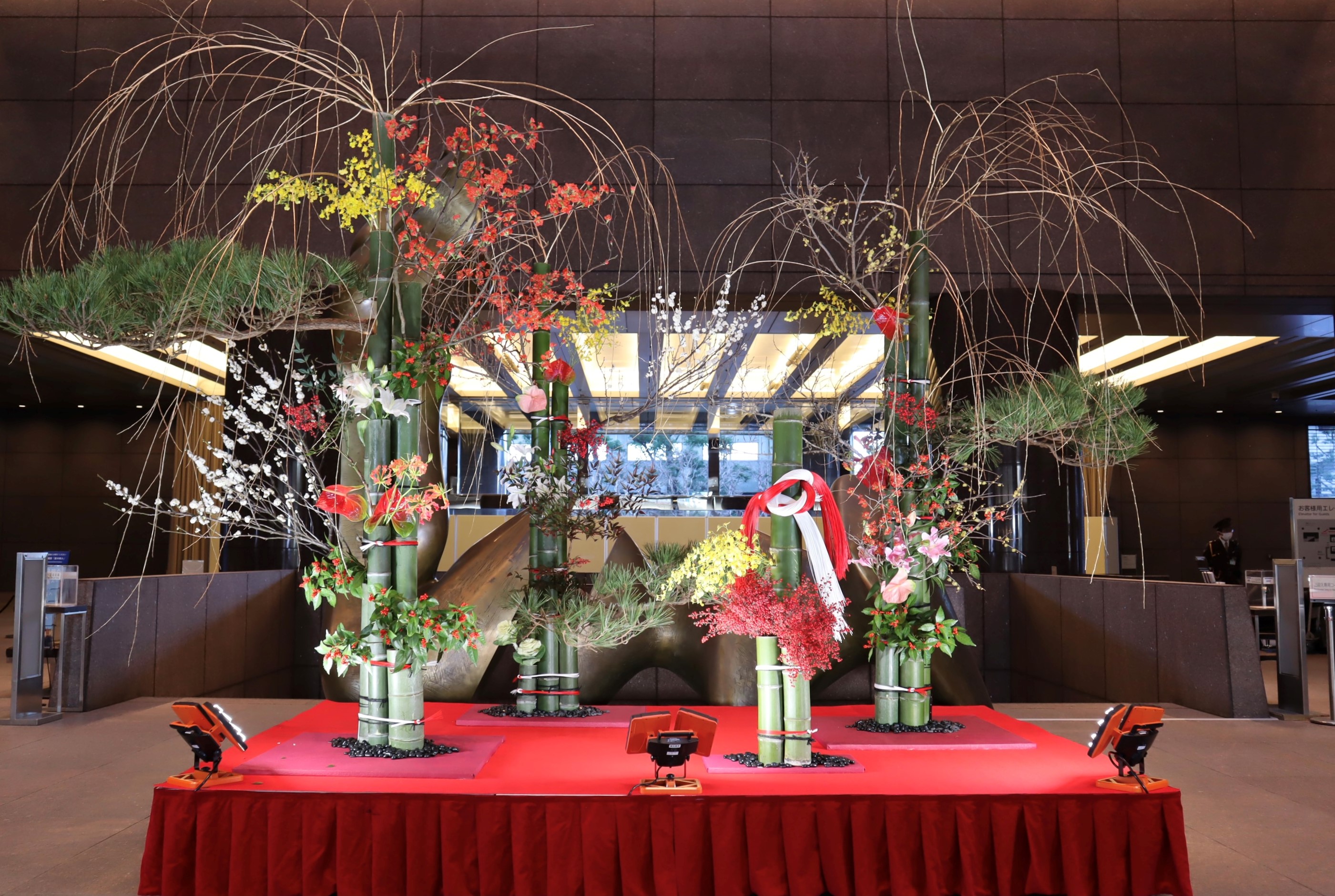 写真：伊藤忠東京本社ビル１階のエントランスに飾られた生け花