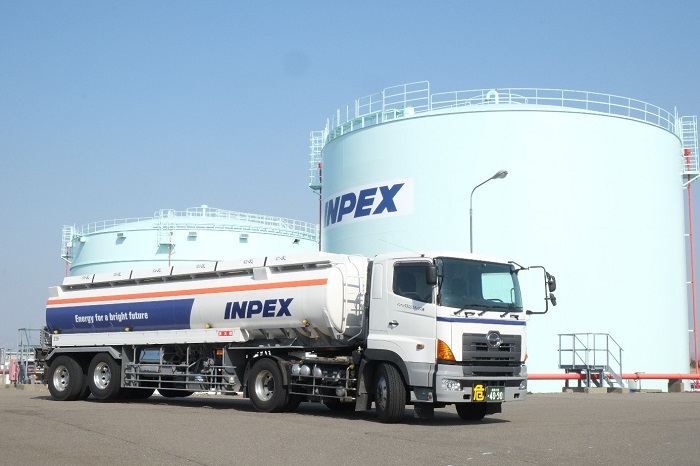 写真：INPEXのロゴが書かれたタンクとタンクローリー
