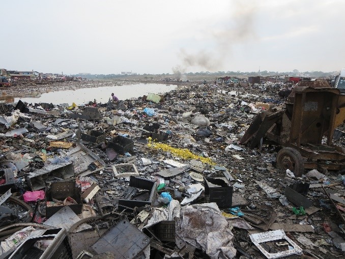 写真：電子廃棄物の山