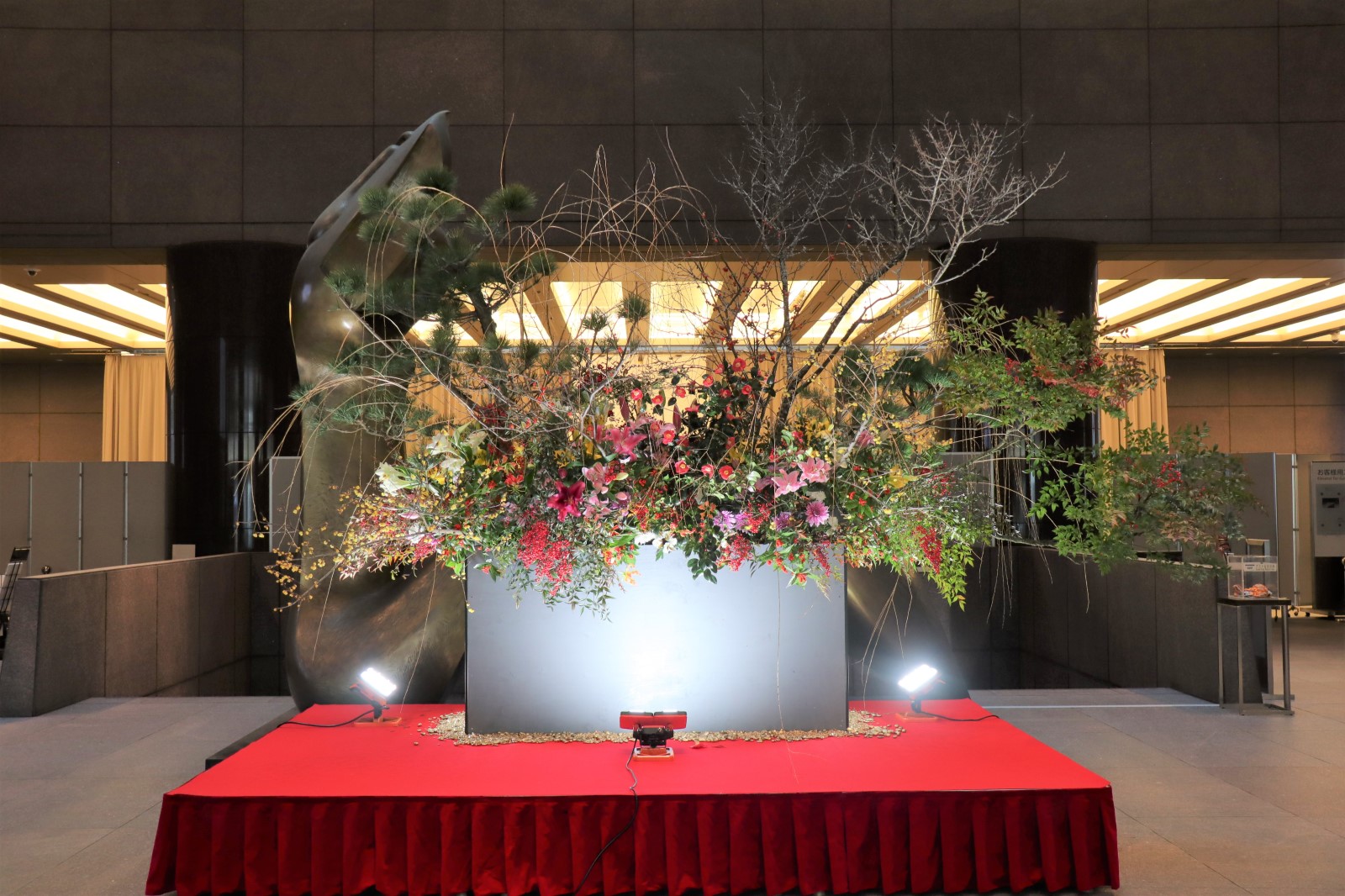 写真：伊藤忠東京本社ビル１階のエントランスに飾られた生け花